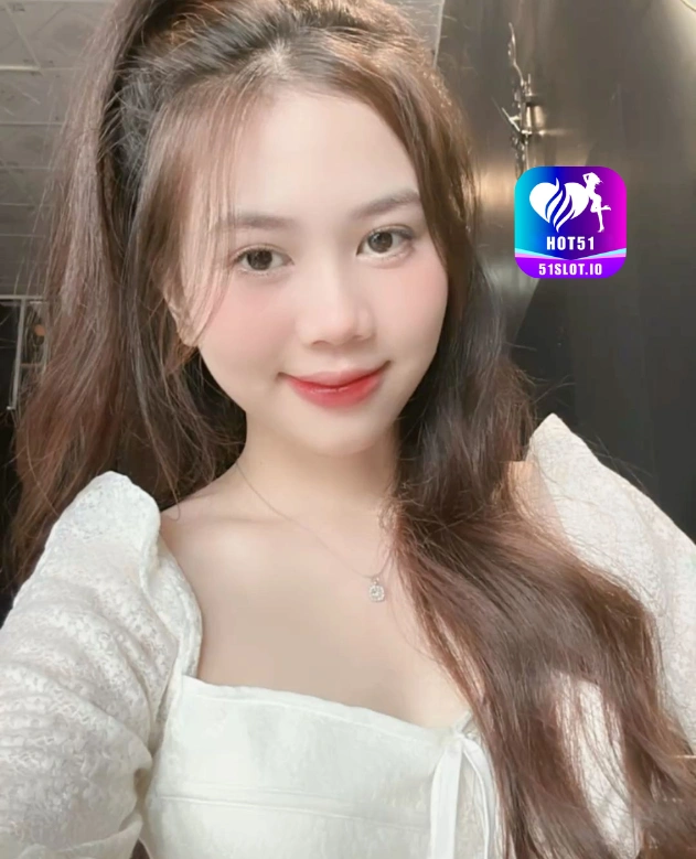 Nia Ginowan HOT51