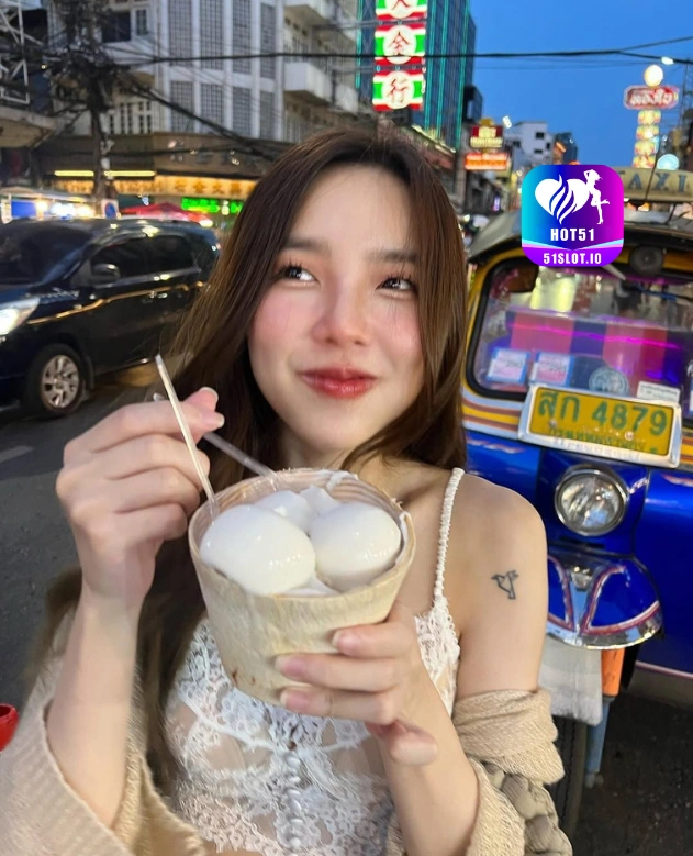 Tari Syahrini ​HOT51